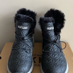 Muk Luks Quilted black bootie’s